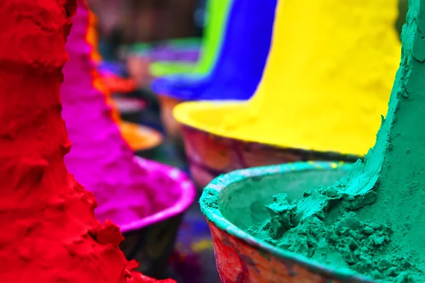 Färgglada Moraḯtika pulver i en marknad av Indien, Asien — Stockfoto