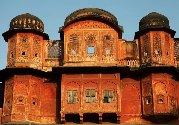 Architectonische details in jaipur stadspaleis, rajasthan, india — Stockfoto