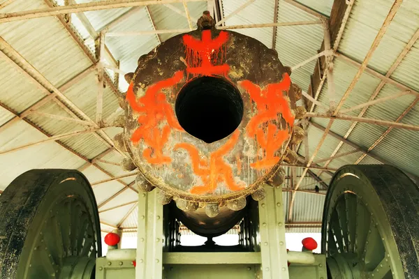 Il Cannone Jaivana - il più grande cannone a ruote del mondo mai realizzato, situato al Forte Jaigarh, Jaipur, Rajasthan, India — Foto Stock