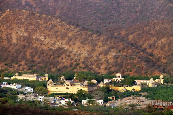 Indiska tempel på stranden av mannen sagar lake. Jaipur, rajasthan, Indien — Stockfoto