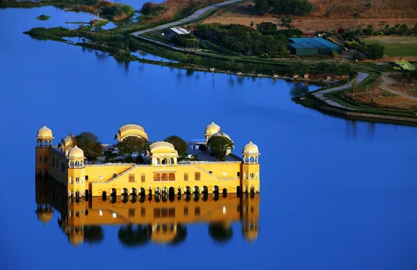 Water Palace (Jal Mahal) in Man Sagar Lake. Jaipur, Rajasthan, India. 18th Century. The palace Dzhal-Mahal — Stock Photo, Image