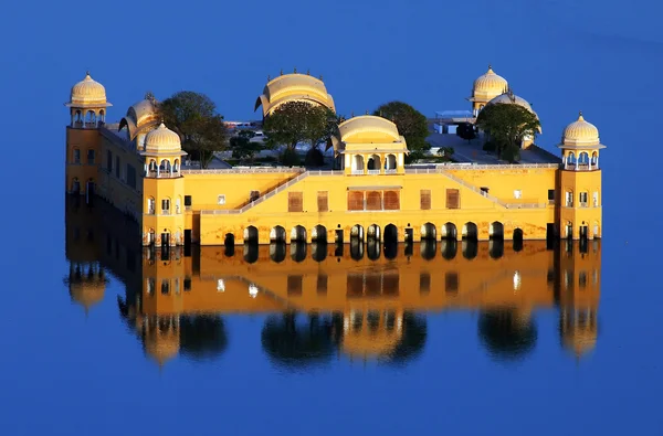 Pałac Wodny (Jal Mahal) w jeziorze Man Sagar. Jaipur, Rajasthan, Indie. XVIII wiek. Pałac Dzhal-Mahal — Zdjęcie stockowe