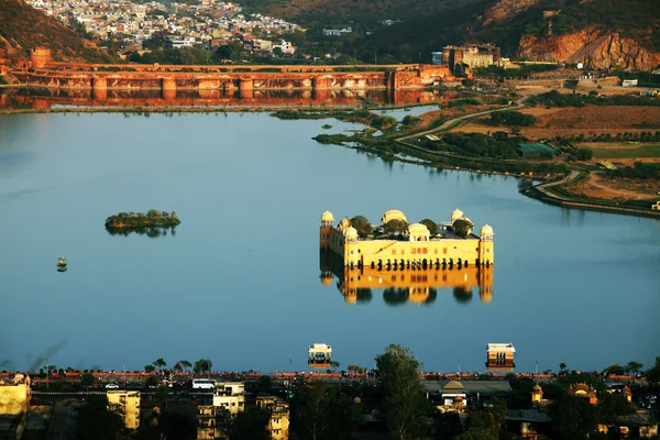Дворец воды (Джал Махал) в озере Ман Сагар. Джайпур, Раджастан, Индия. 18 век. Дворец Джал-Махал — стоковое фото