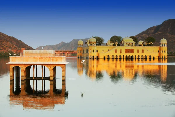 Vattenpalatset (Jal Mahal) i Man Sagar Lake. Jaipur, Rajasthan, Indien. 1700-talet. Slottet Dzhal-Mahal — Stockfoto