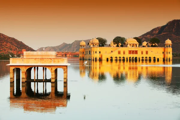 Wasserpalast (Jal Mahal) in Man Sagar Lake. Jaipur, Rajasthan, Indien. 18. Jahrhundert. Der Palast Dzhal-Mahal — Stockfoto