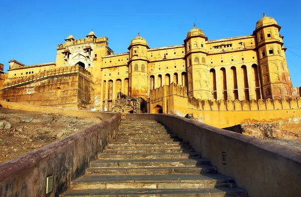 Ανατολή του ηλίου φως πάνω από το πορτοκαλί φρούριο στην Τζαϊπούρ, Ρατζαστάν, Ινδία — Φωτογραφία Αρχείου
