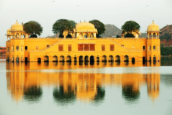 맨 사가르 호수에 있는 워터 팰리스 (Jal Mahal). 자이푸르, 라자스탄, 인도. 18 세기. 다르 할 - 마할 성 — 스톡 사진