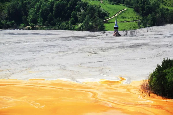 Naturen förorening av en koppar gruva utnyttjande — Stockfoto