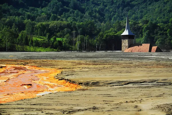 Contaminación de la naturaleza de una mina de cobre — Foto de Stock