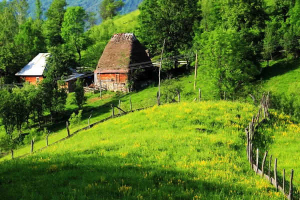 Antigua casa de pueblo en los Cárpatos Occidentales, Rumania, Europa —  Fotos de Stock