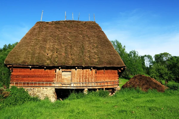 Casa de madeira tradicional nos Cárpatos Ocidentais, Roménia — Fotografia de Stock