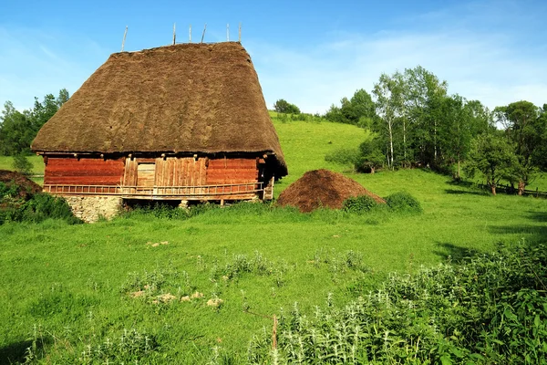 Традиционный деревянный дом в Западных Карпатах, Румыния — стоковое фото