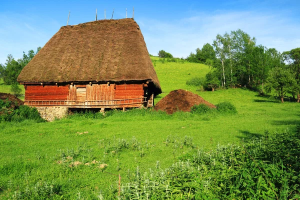 Casa tradizionale in legno nei Carpazi Occidentali, Romania — Foto Stock