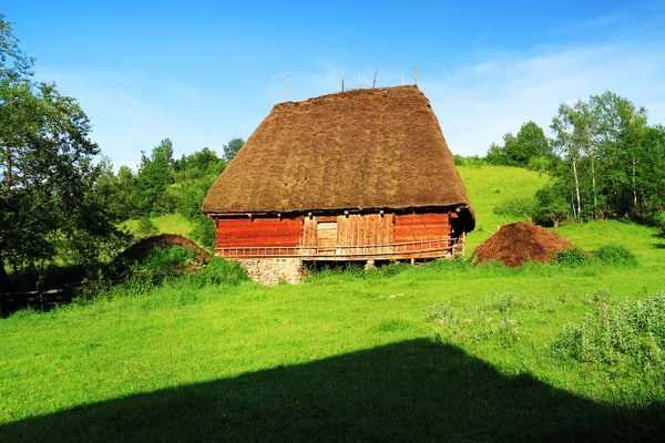Casa de madeira tradicional nos Cárpatos Ocidentais, Roménia — Fotografia de Stock