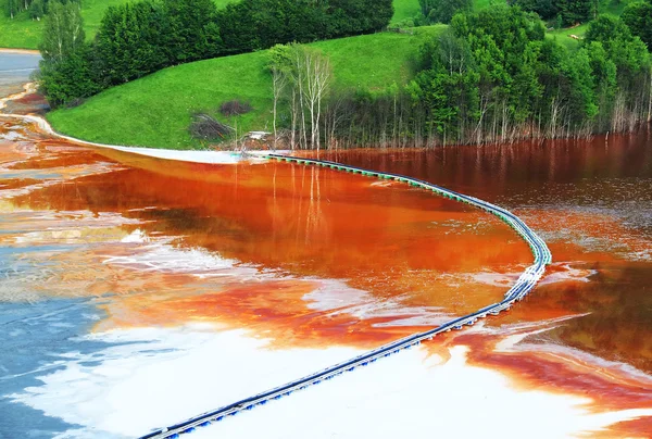 Contaminación de la naturaleza de una mina de cobre — Foto de Stock
