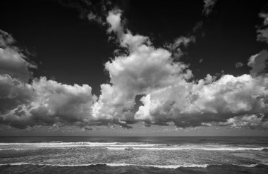 Deniz günbatımı açık bulutlar