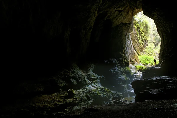 Turismo en los Cárpatos Occidentales, Cueva de Radesei, Rumania —  Fotos de Stock