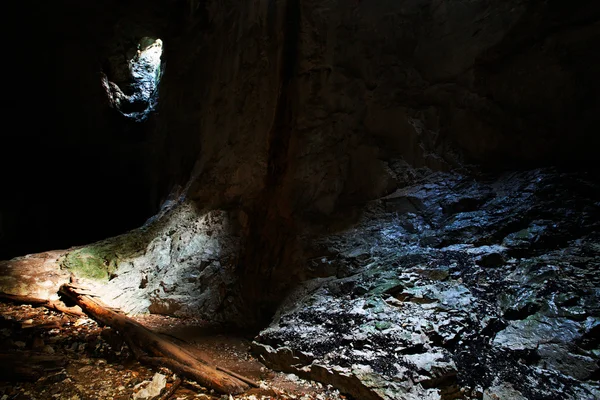 Tourist in the Occidental Carpathians, Radesei Cave, Romania — Stock Photo, Image