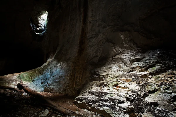 Tourist in the Occidental Carpathians, Radesei Cave, Romania — Stock Photo, Image