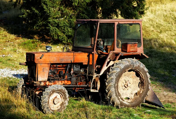 Roter alter rostiger Traktor — Stockfoto