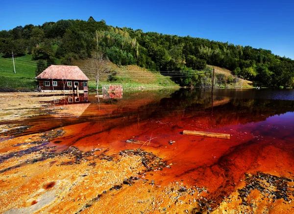 Vattenföroreningar en koppar gruva utnyttjande — Stockfoto