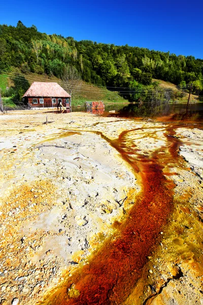 Contaminación del agua de una mina de cobre — Foto de Stock