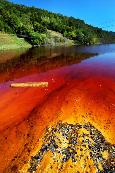 Забруднення води експлуатацією мідної шахти — стокове фото