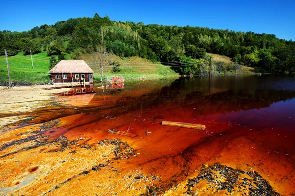 Su kirliliği bir bakır maden sömürü — Stok fotoğraf