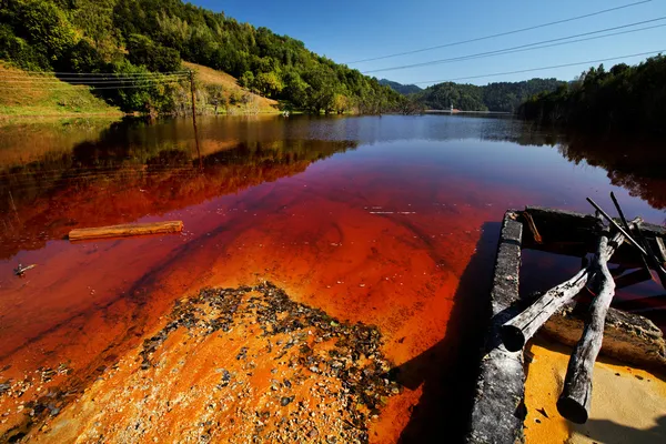 Vattenföroreningar en koppar gruva utnyttjande — Stockfoto
