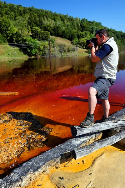 Hombre fotografiando la naturaleza — Foto de Stock