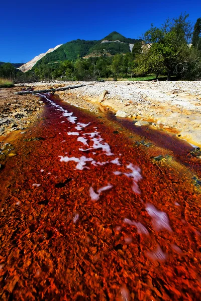 Contaminación de la naturaleza de una mina de cobre — Foto de Stock