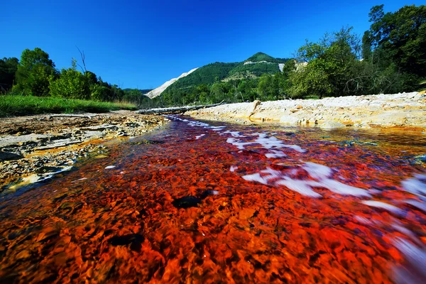 Contaminación de la naturaleza de una mina de cobre — Foto de Stock