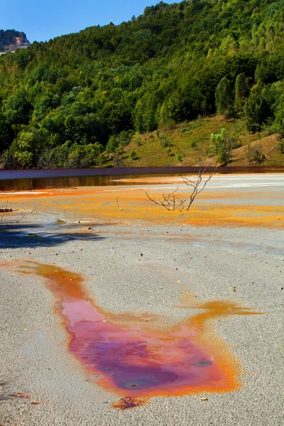 Contaminación del agua de una mina de cobre — Foto de Stock