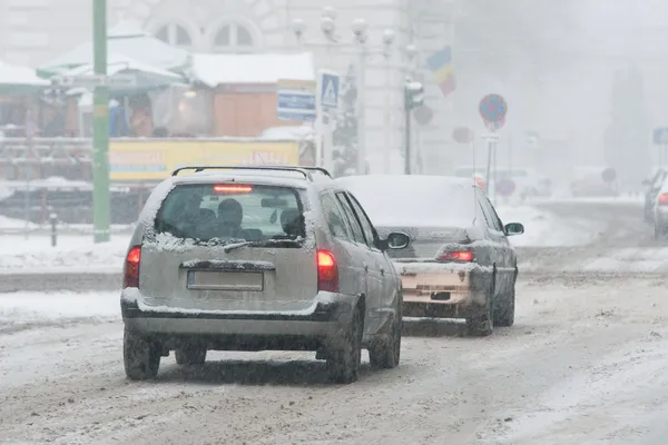 雪の中の車 — ストック写真