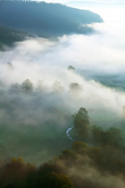 Туманный пейзаж — стоковое фото