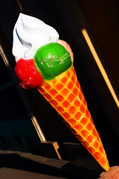 ไอศกรีมสามรสชาติที่แตกต่างกันกับกรวย — ภาพถ่ายสต็อก