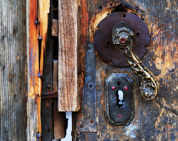 Frysta vintage låsa av en trä dörr — Stockfoto