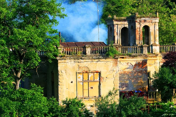 Verlaten herenhuis — Stockfoto