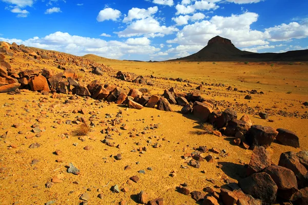 Camping in de woestijn - akakus (Tadrart) bergen, sahara, Libië — Stockfoto