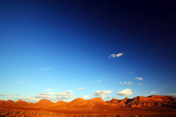 砂漠 - アカクス (アカクス) 山脈、サハラ砂漠、リビアでのキャンプ — ストック写真