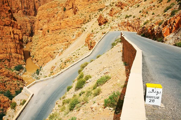 Kronkelende weg in de dades vallei, Marokko, Afrika — Stockfoto