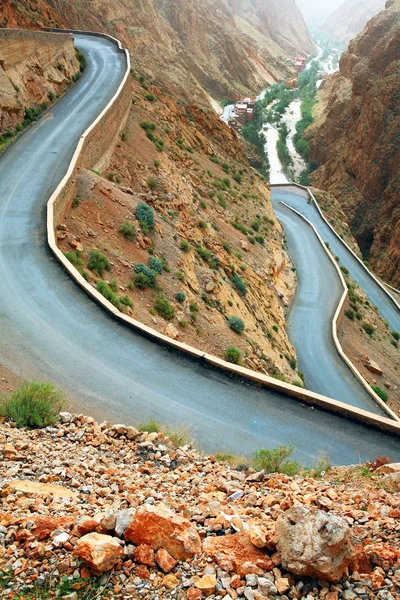 蜿蜒的路，在辅助谷、 摩洛哥、 非洲 — 图库照片