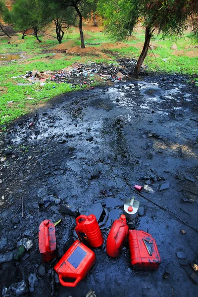 Contaminación del suelo con productos petroquímicos — Foto de Stock