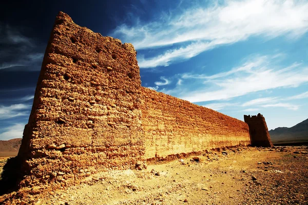 Kasbah marocaine dans les montagnes du Moyen Atlas, Maroc, Afrique — Photo