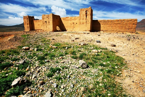 Marokkanische Kasbah im mittleren Atlasgebirge, Marokko, Afrika — Stockfoto