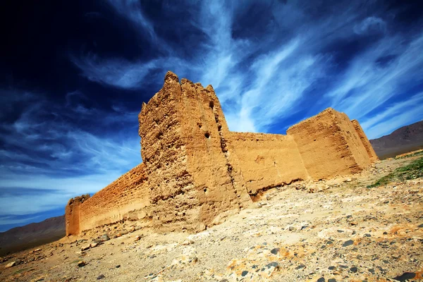 Marokkanische Kasbah im mittleren Atlasgebirge, Marokko, Afrika — Stockfoto