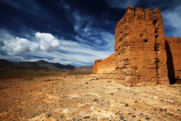 Marokkaanse kasbah in Midden atlas-gebergte, Marokko, Afrika — Stockfoto