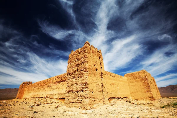 Marokkanische Kasbah im mittleren Atlasgebirge, Marokko, Afrika — Stockfoto