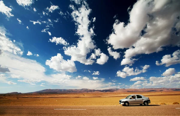 Coche en el desierto —  Fotos de Stock