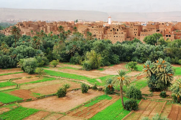 Marockanska kasbah i Atlasbergen, Afrika — Stockfoto